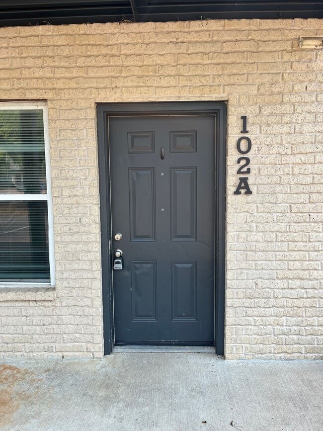 Building Photo - 2515 Martin St Unit 102A