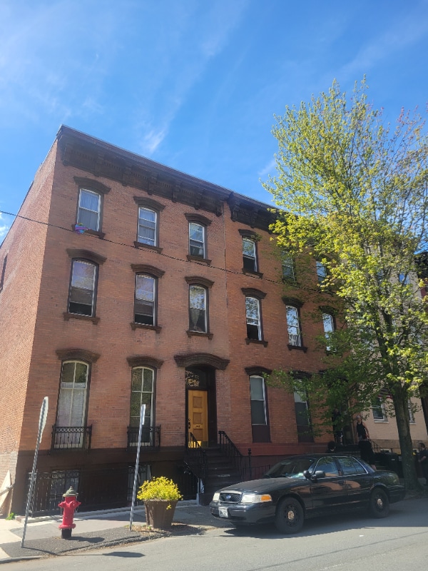 Building Photo - 153 1st St