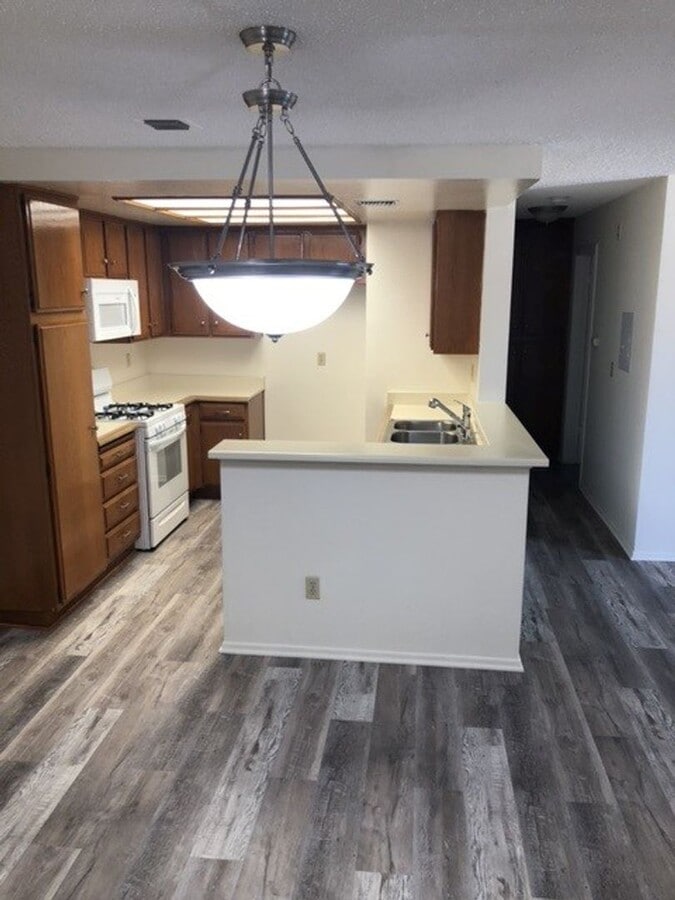 Photo - LOOK AND LEASE OFFER: $500.00 OFF 1st MONT... Unit 210