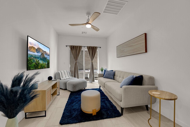 Espacio habitable luminoso con acceso al patio trasero. - 247 Oliver Peak Ave