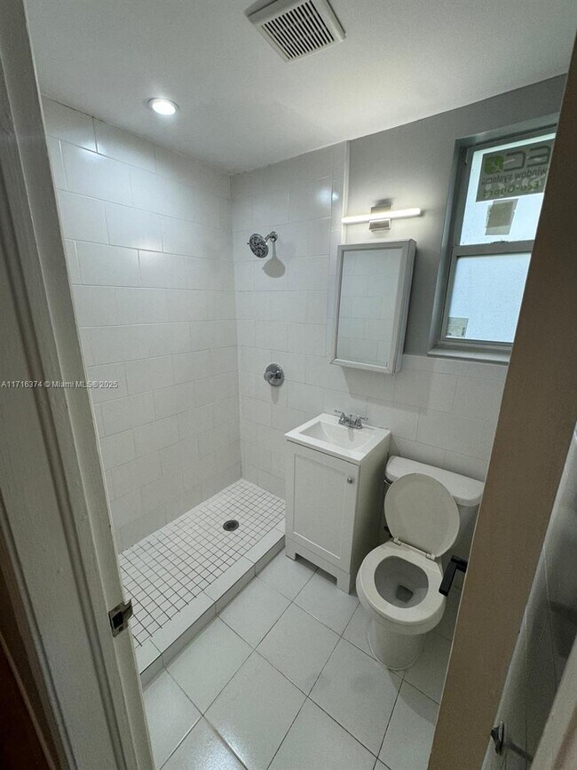 Photo - 315 W 28th St Unidad 11