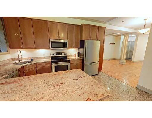 Building Photo - 531 Newbury St Unit 3