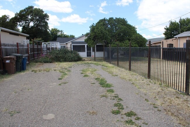 Building Photo - **COMING SOON!!! ** Gated Three Bedroom, 1 Bathroom House in Bay Point