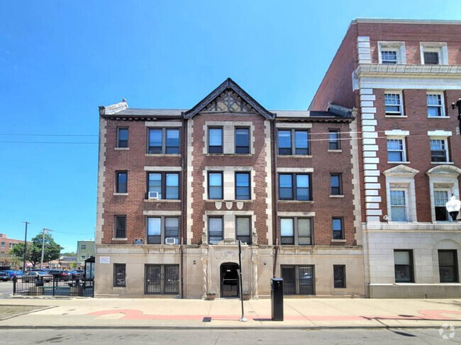 Building Photo - 3345 N Marshfield Ave Rental