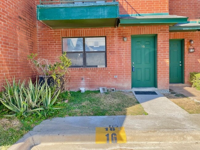 Building Photo - 8915 McPherson Rd Unit 16B