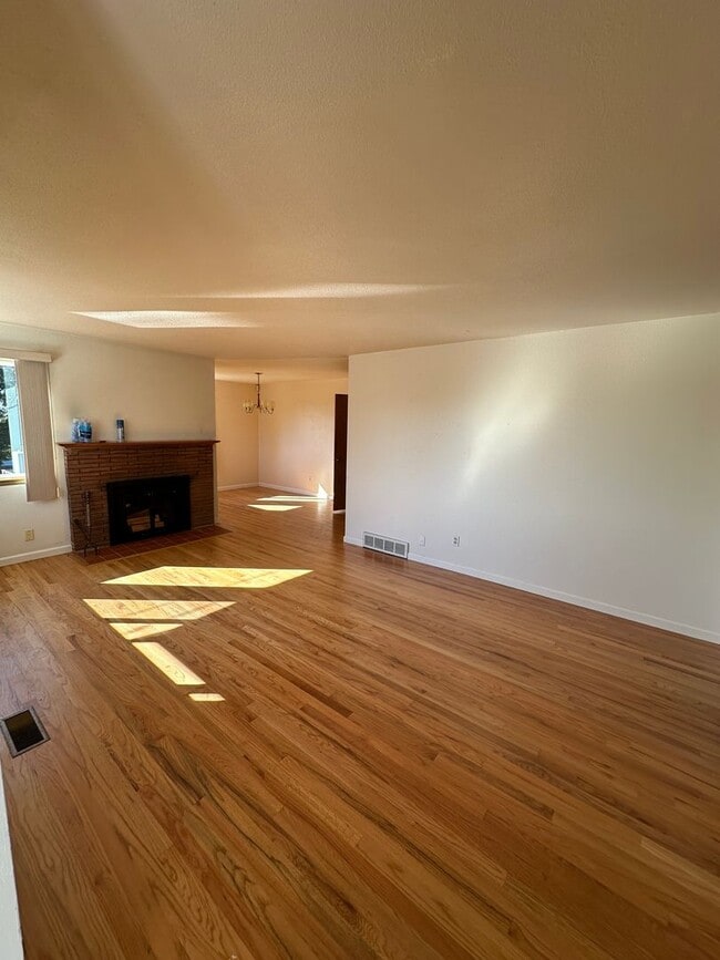 Photo - 3 Bedroom 1 bathroom home in Mukilteo