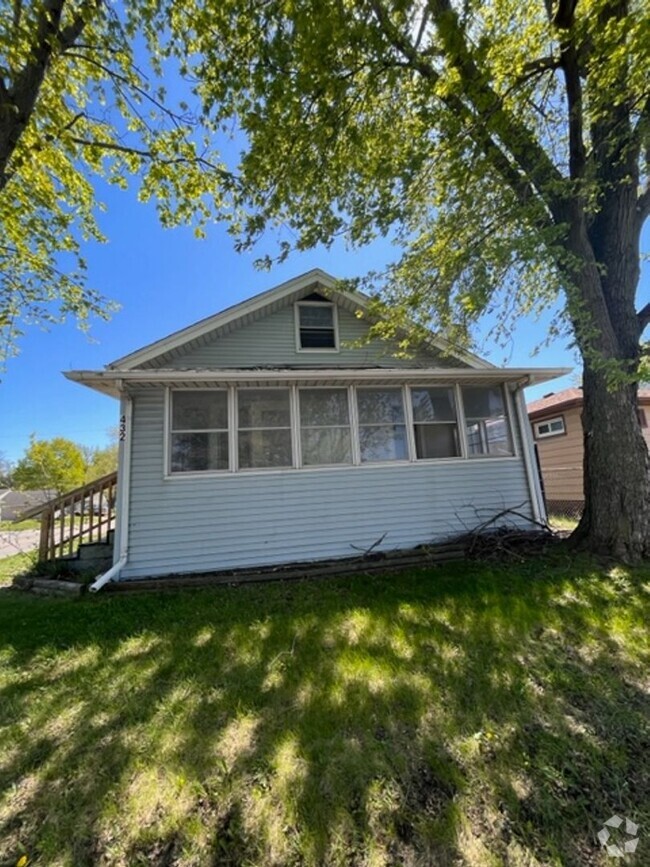 Building Photo - 3 bedroom 1 bath house in Rock Island