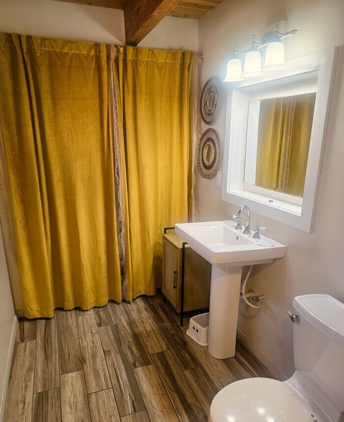 Photo - Charming 2 Bed / 1 Bath Cabin with Spa