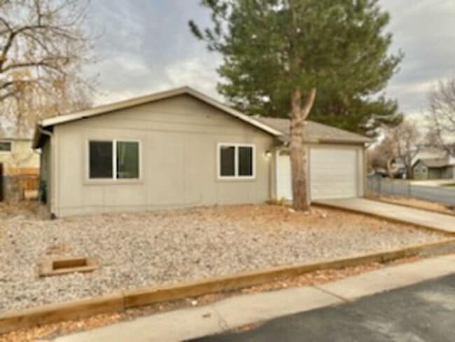 Cute 2 Bed, 1 Bath on a Large Corner Lot - Cute 2 Bed, 1 Bath on a Large Corner Lot House