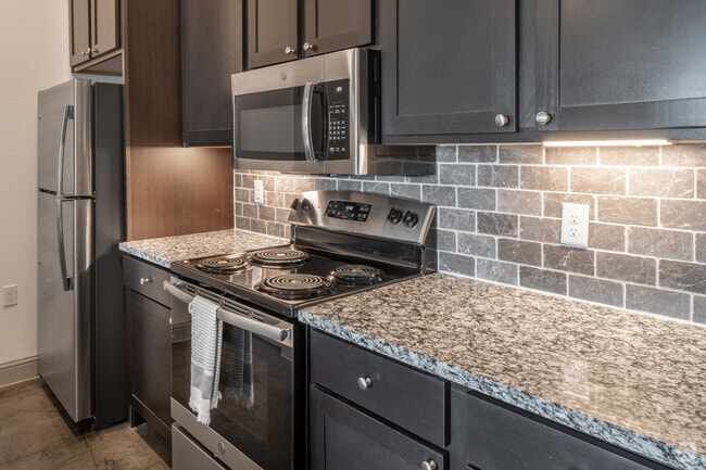 1HAB, 1BA - 744 ft² - The Hudson on Lake Travis (WATERFRONT!)