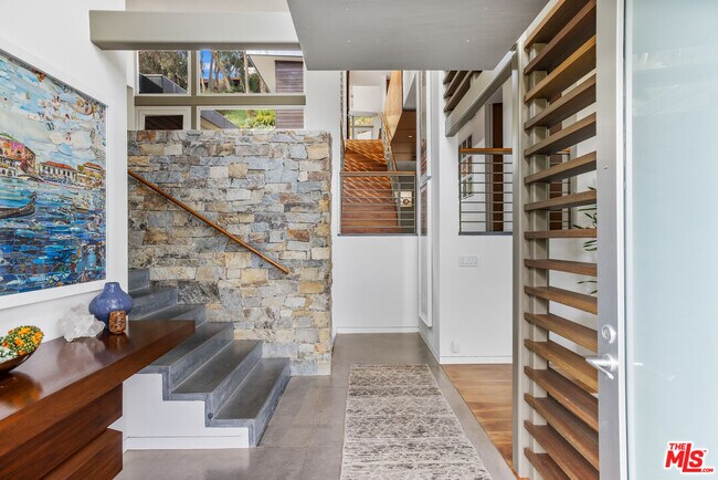 Photo - 717 Greentree Rd