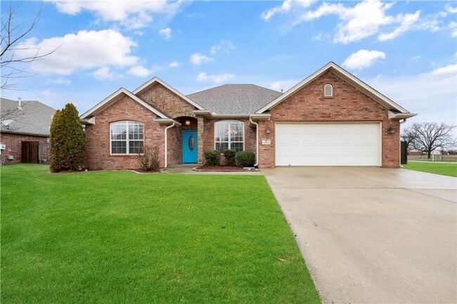 Building Photo - Welcome to this stunning 4-bedroom, 2-bathroom