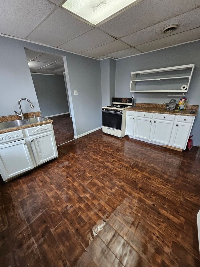 Building Photo - Upper 3 bedroom unit