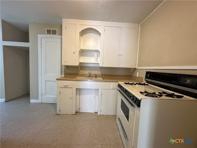 Photo - 908 Pecan St