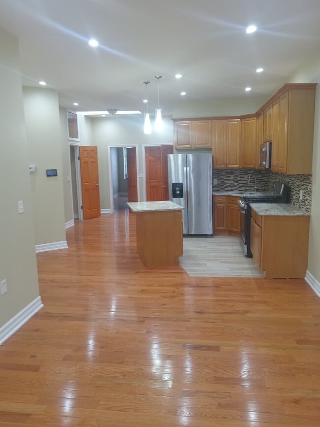Building Photo - 371 E 31st St Unit 2 Rental