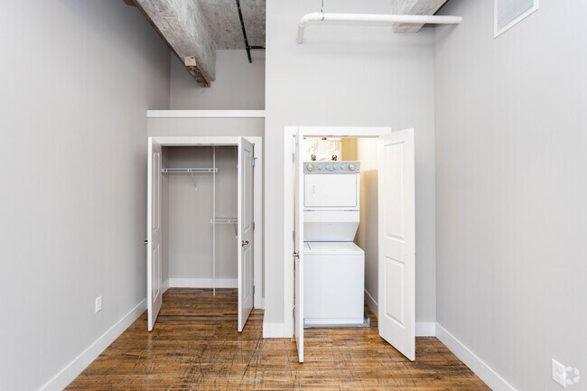 1BR, 1BA - 700SF
