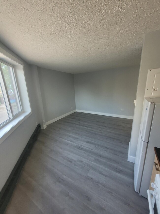 Building Photo - 570 Ellice Ave Unit A12