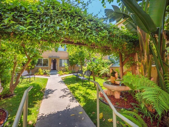 1136-1160 N. El Centro Ave