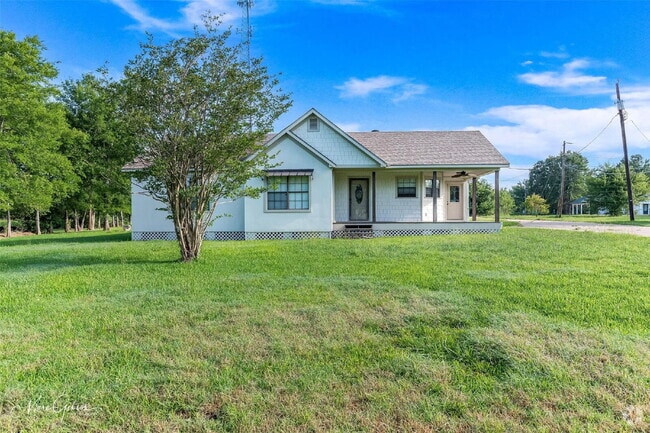 Building Photo - "Charming 3-Bed Sanctuary with 2 Full Bath... Rental