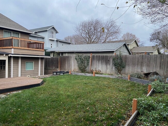 Photo - Spacious Back Yard - 4 Bedroom 2 1/2 Bath ...
