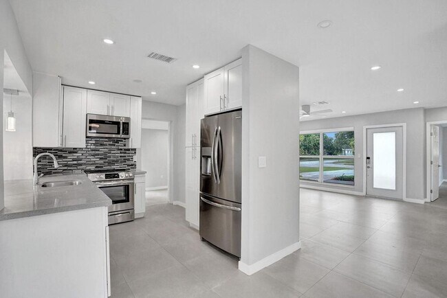 Building Photo - Large 4BD/3BA + Office | Renovated and upd... Rental
