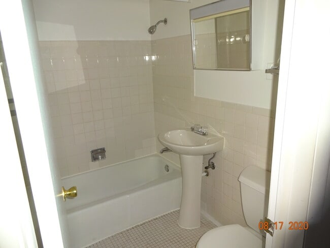Baño - 240 W Quincy St Unidad D