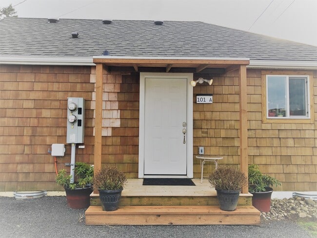 Front porch - 910 Pacific Ave N Unit 101-A