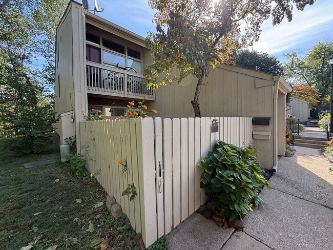 Building Photo - 10A Riverhill