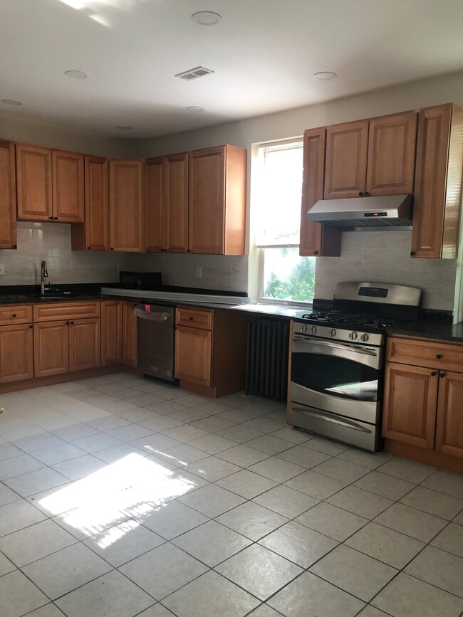 Building Photo - 16 Copenger St Unit 2