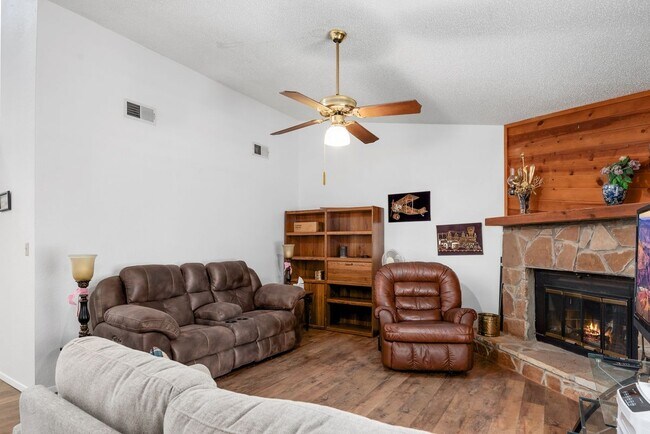 Photo - 107 Niblic Ct