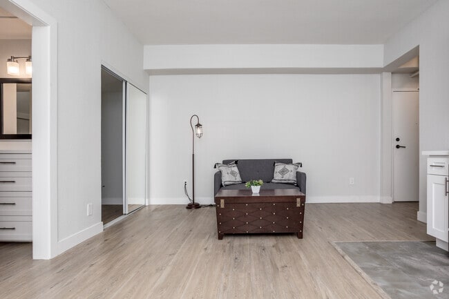 1BR, 1BA - 617 SF