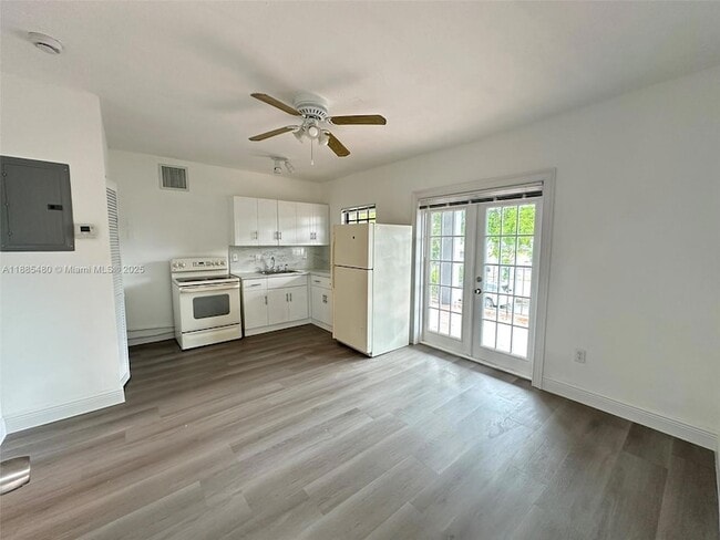 Building Photo - 312 SW 32nd Ave Unit 201