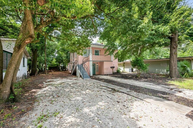 Photo - Cozy 3-Bedroom, 1-Bathroom Ground Floor Un...