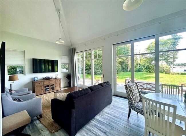 33 Watch Hill Rd