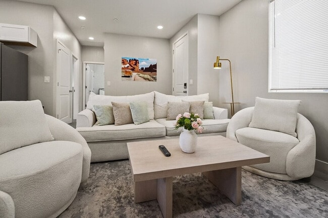 Building Photo - 6612 W Paradise Ln Unit ID1240444P