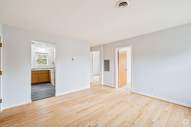 2BR, 1BA - 706SF - Traditional - Livingroom