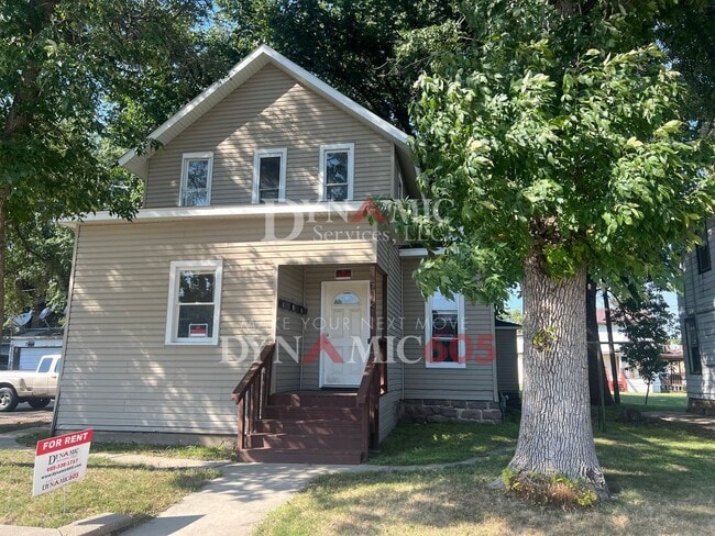 Building Photo - 612 W 11th St Unit Apt. 2