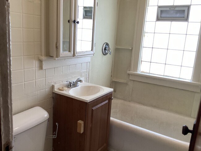 Photo - 3730-3732 W Roberts St Unidad 3732 (Upper)