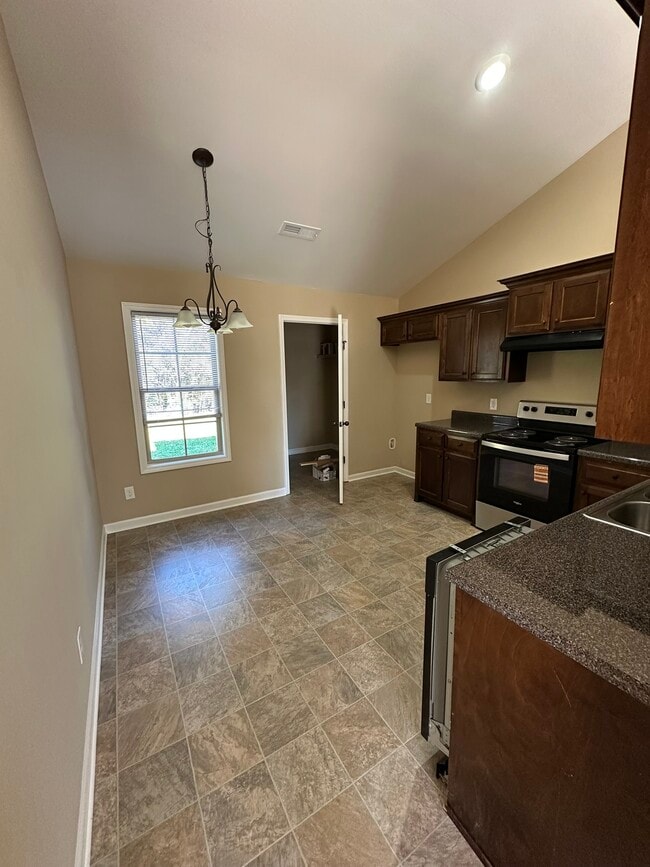 Photo - 1106 Emma May Pt