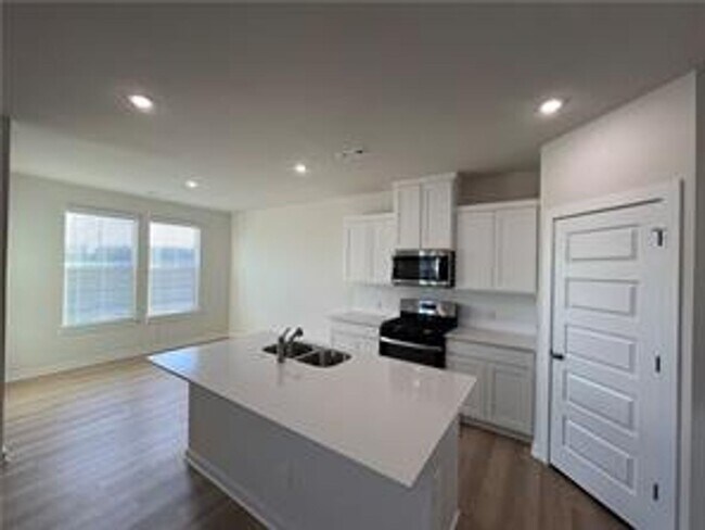 Photo - Amazing 3 Bedroom - 3.5 Bathroom in Fayetteville!