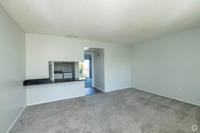 1BR, 1BA - 501SF - Living Room - Lakes at Largo Apartments