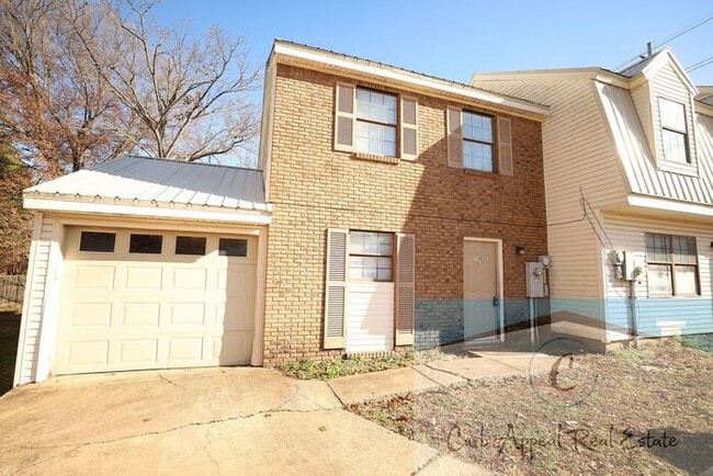 Building Photo - Spacious 3 bedroom, 2 bath townhouse with a garage - $850