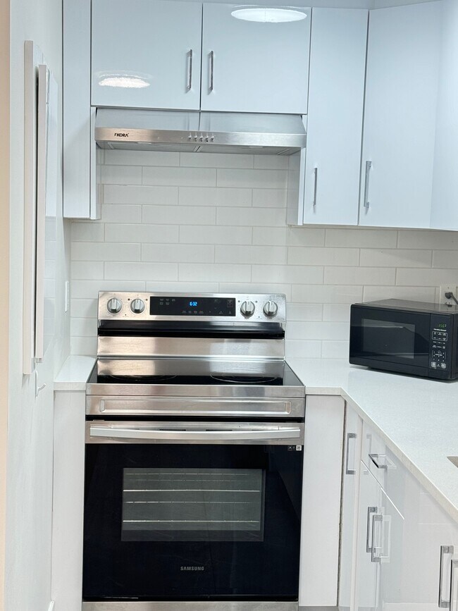 Photo - 16792 18B Av