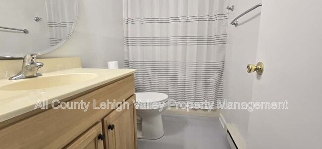 Photo - 405 S St George St