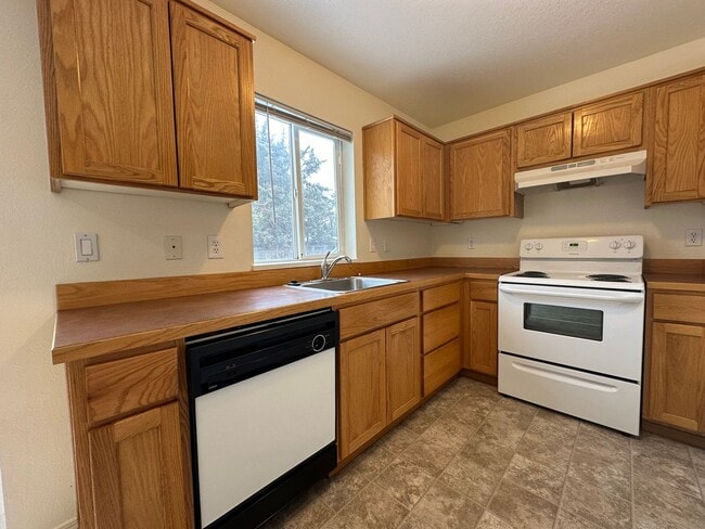 Photo - Cozy 2 Bed, 1.5 Bath Town Home!