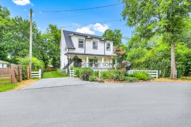 Photo - 704 West End Cir