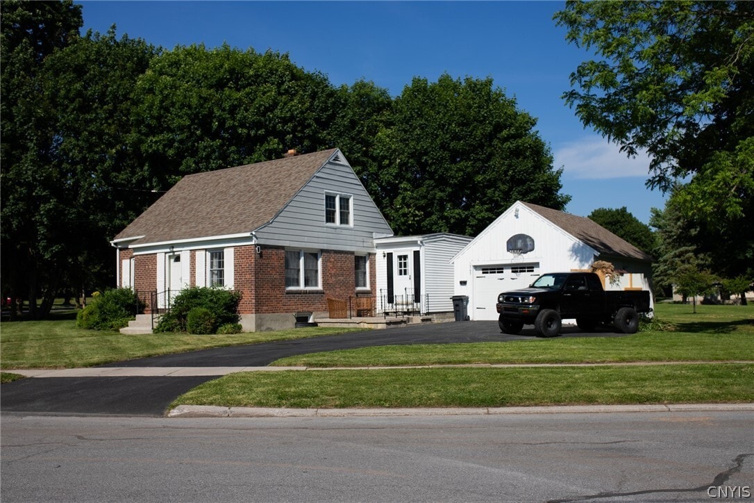 Photo - 1343 Cosgrove St