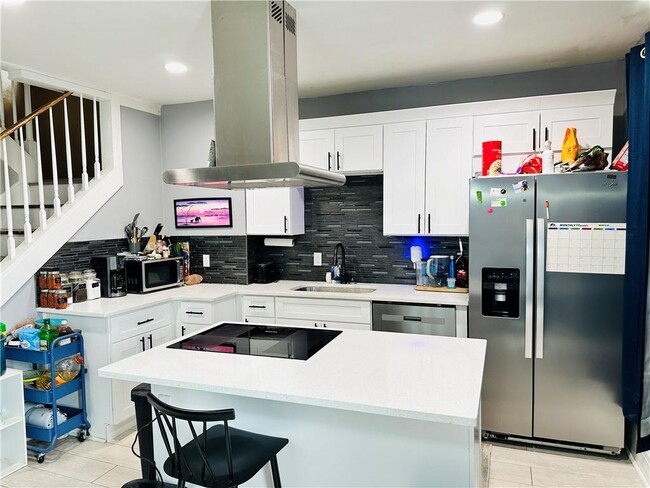 Photo - 351 E 7th St
