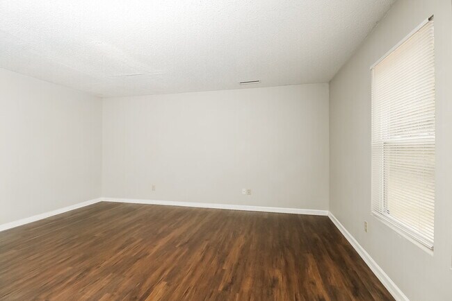 Photo - 1907 Dunsmore Ln