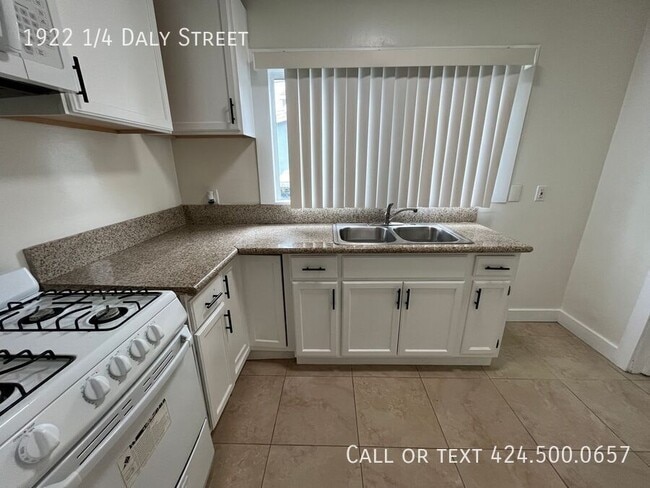 Photo - 1922 1/4 Daly Street-